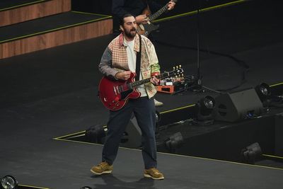 Noah Kahan apologises to fans after last-minute show cancellation