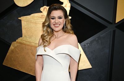 Kelly Clarkson makes cyclosporiasis quip during Las Vegas concert