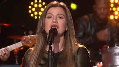 I Love How Open Kelly Clarkson Is With Concert Crowds, But Her Wild Poop Admission Was Too Much