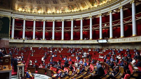 'No more social media before 15': France passes landmark digital age law