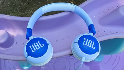 I gave my kid the JBL Junior 320 headphones: they look cheap but sound surprisingly good