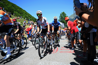 Adam Yates struggles against stomach problems and time cut to survive stage 17 of Tour de France