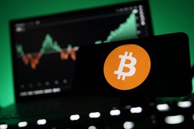 Bitcoin, Ethereum, XRP, Dogecoin Flat Despite Crypto Bill Getting Ethics Provisions: Analyst Highlights Level to 'Watch' for BTC