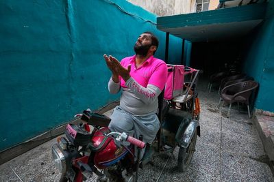 An accident took his legs. He adapted his motorcycle and rides on in Pakistan, in photos