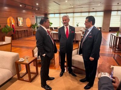 EAM Jaishankar meets Sri Lankan, Bangladeshi counterparts on sidelines of ARF meeting in Manila