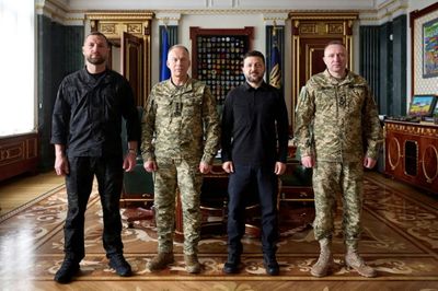 Ukrainian soldiers and civilians welcome new army chief