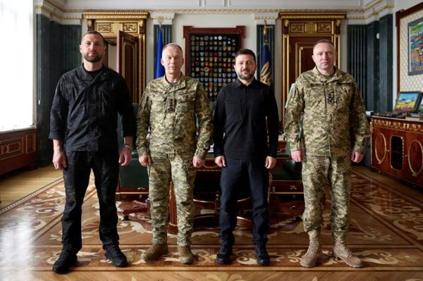 Ukrainian soldiers and civilians welcome new army chief