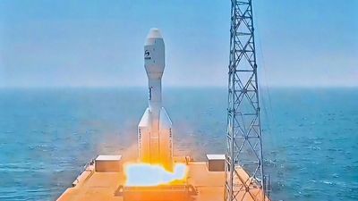 China's record-breaking Gravity-1 rocket launches 9 satellites from a ship at sea (video)