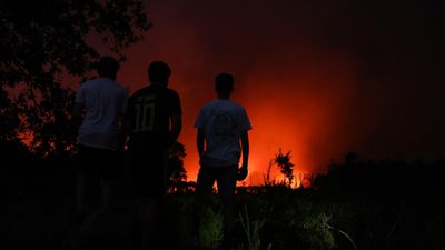 Wildfire sees 12,000 residents and tourists evacuated in south-west France