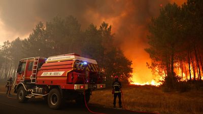 Thousands of tourists forced to evacuate as fire rages in southwest France