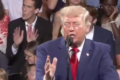 Trump mimicked by ‘accordion hands’ man sitting right behind him during Georgia rally speech