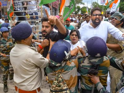 Congress, BJP supporters hurl stones, eggs at each other during protest in Ranchi