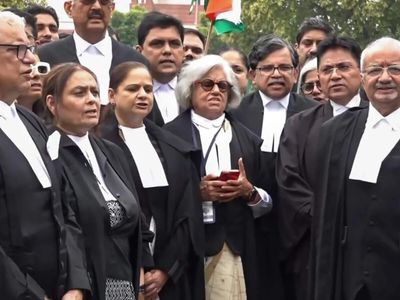 Expressing solidarity with protesting students, SC advocates recite Constitution's Preamble