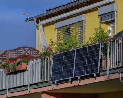 UK households free to install plug-in balcony solar panels from end of August
