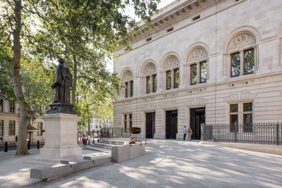 Tickets refunded as power outage closes National Portrait Gallery