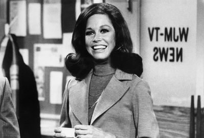 Mary Tyler Moore stands for Minneapolis