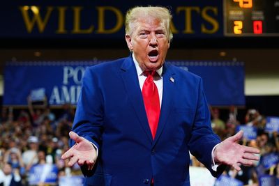 Trump claims ‘communists’ want to ‘blow up Mount Rushmore’ in unhinged rally weave