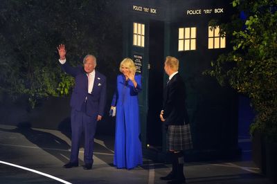 King and Queen emerge from Tardis to begin Commonwealth Games opening ceremony