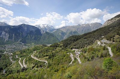 Heavy traffic closes main road to Alpe d'Huez early on Thursday ahead of double mountaintop finishes of Tour de France
