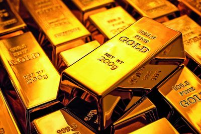 Gold softens on prospects of Fed rate hikes as Brent tops $100