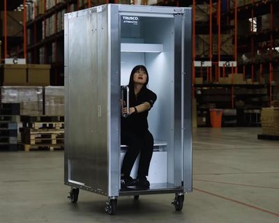 The human fridge: is this really the best way to cool down in a ‘cruelly hot’ climate?