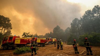 🔴 Live: More than 100,000 evacuated in France's fire-hit southwest, PM Lecornu calls crisis meeting