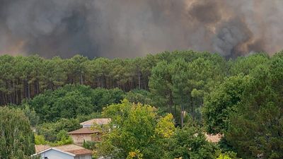 France: Massive blaze engulfs Cap Ferret forests as thousands evacuated