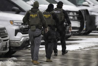 ICE recruiting cops to track down kids