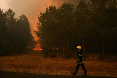 Thousands flee wildfires in southern Europe