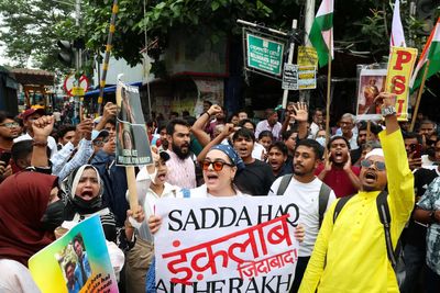 Walking becomes the new commute for Lutyens' Delhi office-goers amid Jantar Mantar protest