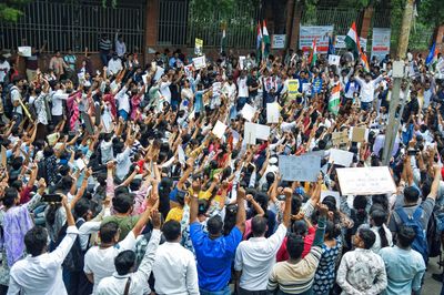 Shiv Sena (UBT) leads massive protest in Mumbai to press for Dharmendra Pradhan's resignation