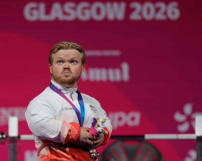 England’s Mark Swan powerlifts to Commonwealth Games’ first gold by fraction of a point