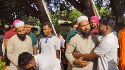 CJP claims UP Police raided home of Mohd Junaid, who was serving food and water at Jantar Mantar, detained his family members