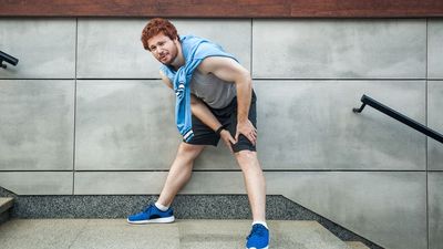 Sore knees when you walk or run? A physical therapist explains when you should stop, when you can continue and how to avoid further discomfort