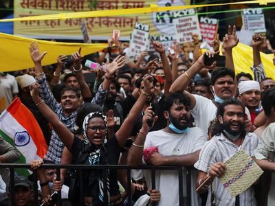 Jantar Mantar filled with chants, dance and tricolours as protesters celebrate Pradhan's resignation