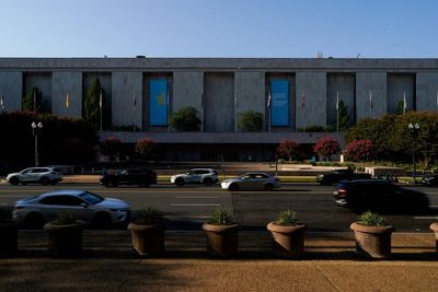 Trump orders warning signs outside Smithsonian to claim national museum ‘does not present American history’