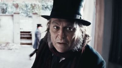 Seeing Johnny Depp Playing Scrooge While Chatting With An Edward Scissorhands Cosplayer Is Wild