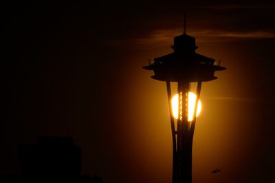 Seattle police are searching for two men who parachuted from the Space Needle