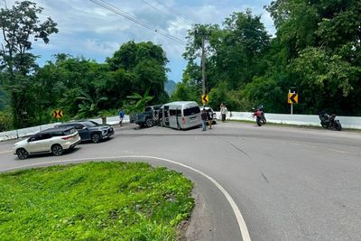Tour van hits two vehicles on dangerous hill road