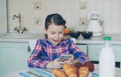 Should Your Child Really Have a Smartphone Before School Starts?