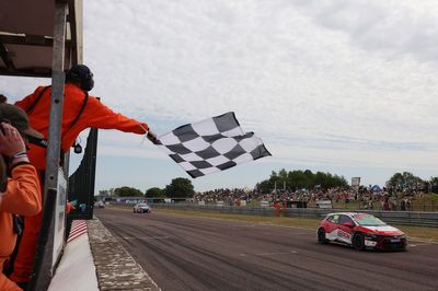 BTCC Thruxton: Cook holds off Sutton for opener win