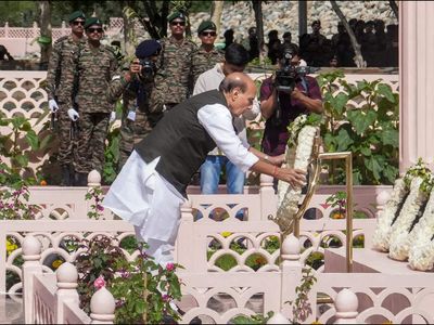 Rajnath Singh, Army chief lay wreaths at war memorial to pay tributes to Kargil heroes