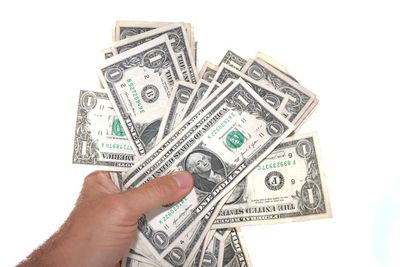 Dollar pulls back as US-Iran attacks pause, oil drops