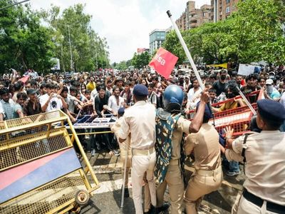 Cong MPs protest in Parliament complex over alleged 'police brutality' against student protesters