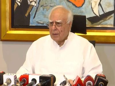 SC agrees to hear Kapil Sibal's plea on anti-defection law merger clause