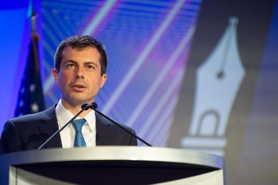 Jeffries, Pritzker and Buttigieg Rally Democrats With '100 Days to Change America' as Johnson Says Election Is 'Common Sense or Crazy'