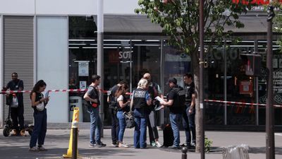 Paris police arrest man who wounded three women with knives