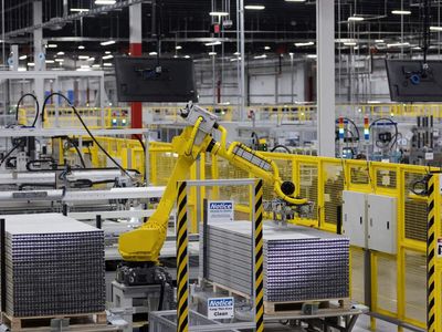US core capital goods orders climb 0.9% in June, beats expectations