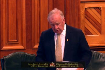 Politician appears to read out AI prompt during speech