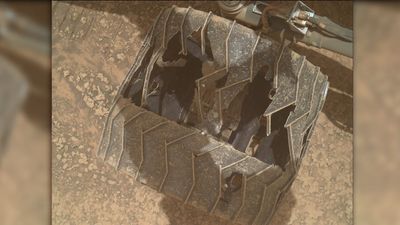 Curiosity Mars rover inspects cracked wheel | Space photo of the day for July 27, 2026